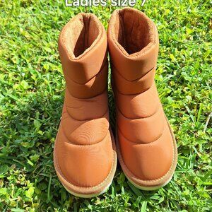 Women winter boots, size 7